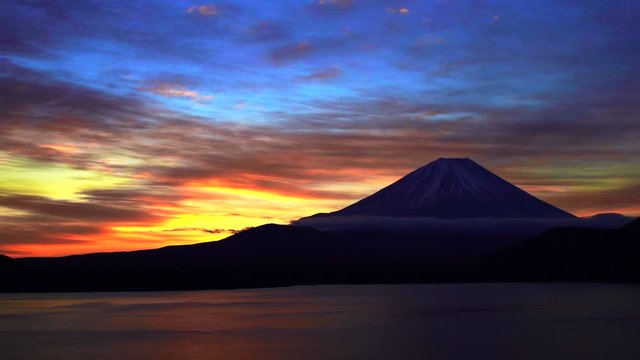 本栖湖から見た朝の富士山