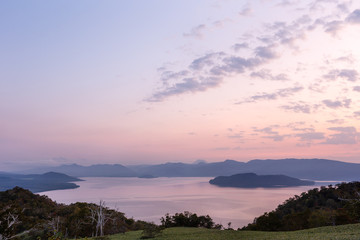 日本・北海道東部の国立公園、夕暮れの屈斜路湖