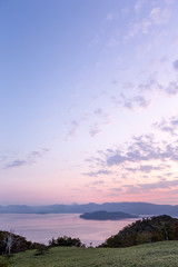 日本・北海道東部の国立公園、夕暮れの屈斜路湖