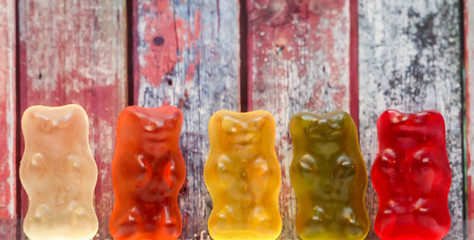 Süßigkeiten für Naschkatzen. Gummitiere in einer Reihe