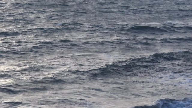 Fuertes olas se desplazan hacia la playa en un d&iacute;a de tormenta,