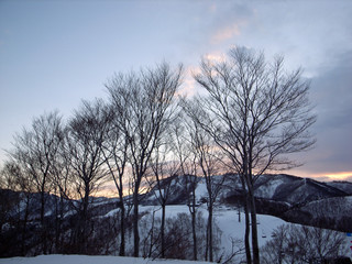 冬山の頂の夕暮れ