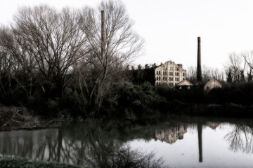 Vecchia fornace, fabbrica, sulle rive del Fiume Po. Provincia di Rovigo. Italia.