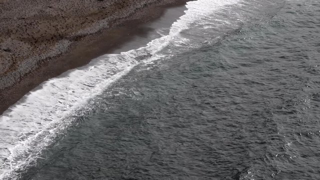 Olas caminan hacia la playa, vista a&eacute;rea, en el mar Mediterr&aacute;neo