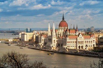 Obraz premium Beautiful panorama of the Hungarian parliament overlooking the Danube