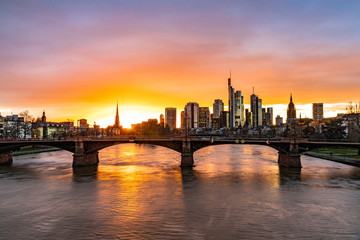 Farbenfroher Sonnenuntergang über der Frankfurter Skyline 