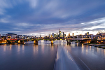 Fototapeta premium Sonnenuntergang über Frankfurt Skyline, Schiff im Wasser