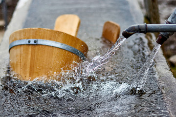 Hölzerne Wasserkübel - Spa und Entspannung