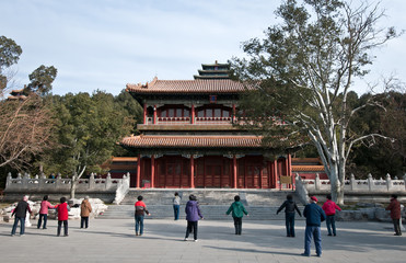 Fototapeta premium Group of Chinese people exercising in front of Qiwang Tower in Jingshan Park, Beijing in China