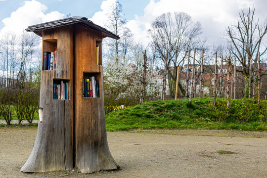 Wypozyczalnia ksiazek w parku w Niemczech. Darmowa czytelnia w Bawarii.  Park miejski w Bawarii. Darmowe ksiazki.