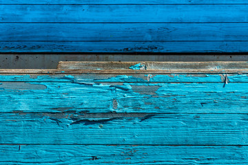 Blaue Farbe blättert vom Holz ab