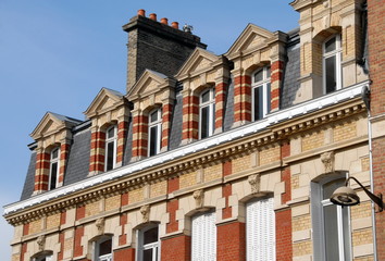 Fototapeta na wymiar Ville d' Amiens, façade typique et colorée des bâtiments de la ville, département de la Somme, France