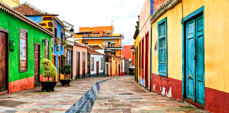Fototapeta Charming colorful old streets of Los llanos de Aridane. La Palma, Canary islands