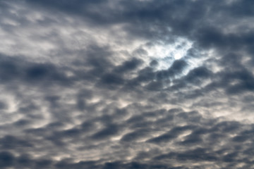 dunkle Wolken mit Sonne