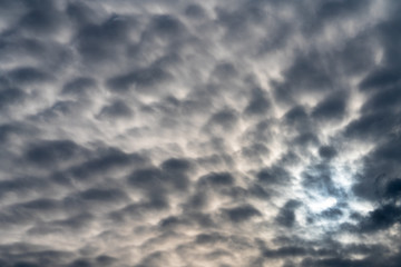 dunkle Wolken mit Sonne