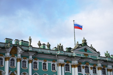 Fototapeta na wymiar Russian flag on winter palace