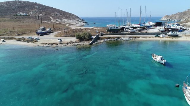 Plage de Monastiri sur l'&icirc;le de Paros dans les Cyclades en Gr&egrave;ce vue du ciel