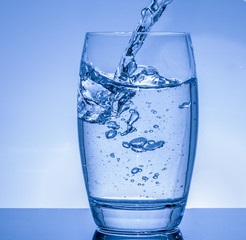 Glas mit wasser füllen - Getränk