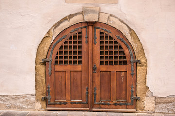 Fototapeta na wymiar Old wooden door of an old historical building