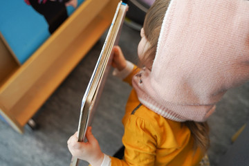 enfant lire bibliothèque