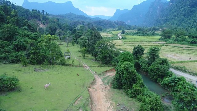 Paysage autour de la ville de Vang Vieng au Laos vue du ciel