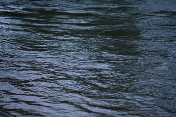 Wellen und Strömung in einem Fluss bei Hochwasser