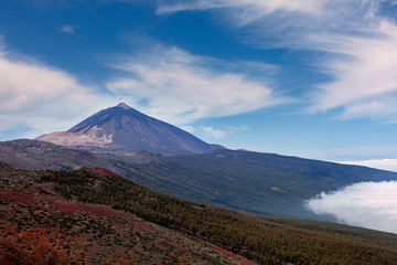 Wulkan Teide w chmurach, pustynia, Teneryfa - obrazy, fototapety, plakaty