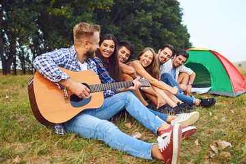 Fototapeta premium Young people have fun at the weekend in nature.