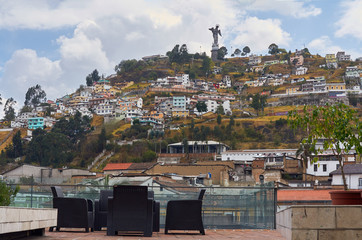 The panecillo natural speed of 3,000 meters above sea level, it was baptized with this name for its resemblance to a small loaf; It is located in the very heart of the city of Quito.