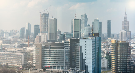 Fototapeta premium Krajobraz Warszawy, piękne miasto z biurowcami w tle
