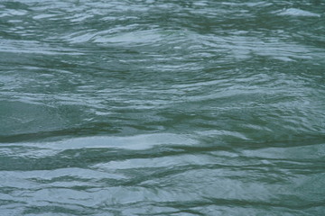 Wellen und Strömung in einem Fluss bei Hochwasser
