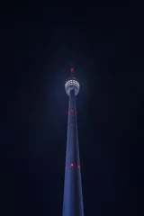Extreme Perspektive des Stuttgarter Fernsehturms (Fernsehturm) gegen Nachthimmel mit Sternen und Lichtstrahlen, Deutschland © Timo Günthner