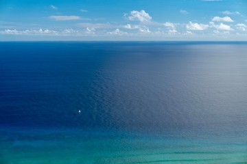 A lone boat on the vast ocean, Waikiki, O'ahu Hawai - obrazy, fototapety, plakaty