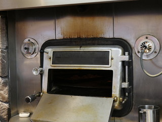 Commercial oven for baking bread
