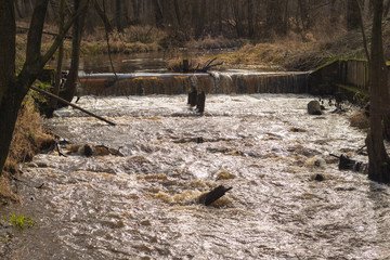 Wodospad na małej rzece.