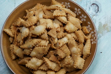 Namakpara (Khurma, Nimki, Mathri) which is a crispy, crunchy and savory strips in a bowl.