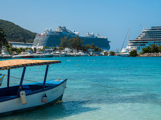 Obraz premium Cruise ship on the port side of Jamaica at sun weather
