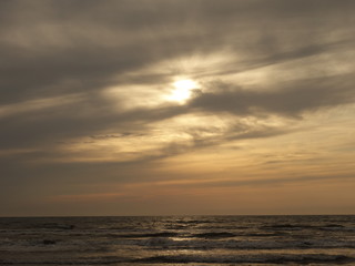 夕暮れ時の千里浜なぎさドライブウェイ