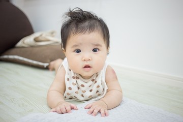 Fototapeta premium うつ伏せの赤ちゃん