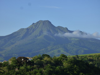 Fototapeta na wymiar Montagne Pelée visible du Carbet en Martinique