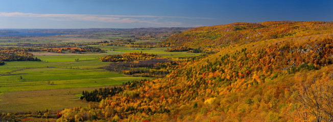 Fototapeta premium The Eardley Escarpment and Ottawa River valley lowland at Champlain Lookout Gatineau Park