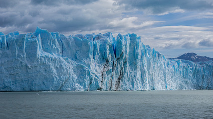 Fototapeta na wymiar Glacier Perito Moreno (Glaciar Perito Moreno), mountains and lake Argentino (Lago Argentino), national park Los Glyacious. Patagonia, Argentina