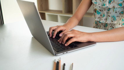 Naklejka premium business women is working on financial charts, making business growth, developing business