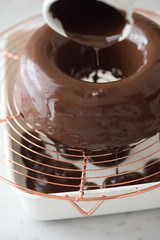 エンゼル型のチョコレートケーキ