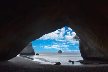 Foto op Aluminium Het uitzicht door de grot in de baai van de kathedraal in Nieuw-Zeeland. © alwin