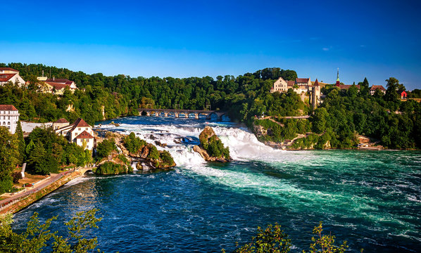 Der Rheinfall bei Schaffhausen in der Schweiz