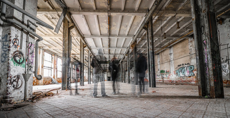 Geister in Industrieruine
