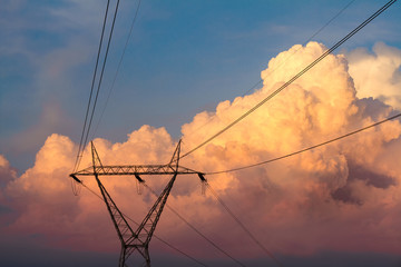 Linee elettriche al tramonto con nuvole