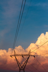 Linee elettriche al tramonto con nuvole