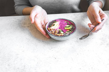 Obraz premium Eating healthy breakfast bowl